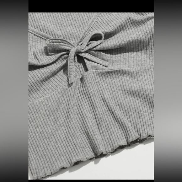 Simple grey crop top - Picture 2 of 3